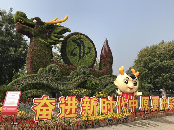 中心广场锅庄与小巷独特风味，最新发现与体验