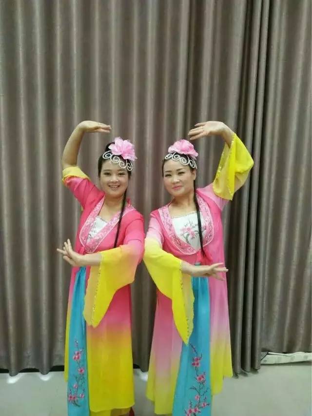 手娟舞舞动日常，亲情与友情的欢乐趣事